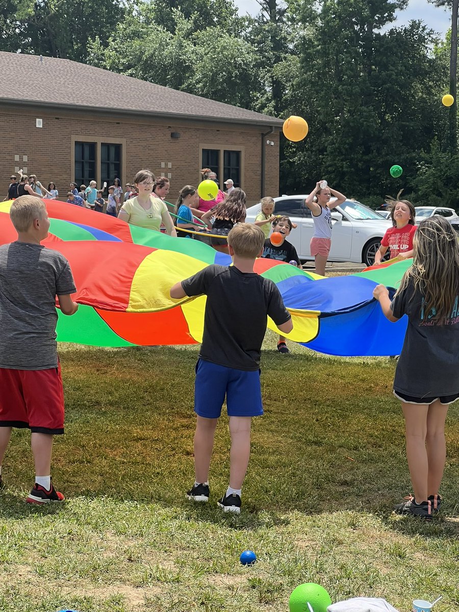 The heat is on! <a href="/ParkView_Knight/">Park View Elementary</a> <a href="/BradleySchools/">Bradley Co. Schools</a> we appreciate all who volunteered to help with the fun!@hannahbeaversPE <a href="/TNSchoolHealth/">TN School Health</a> #tncoordinatedschoolhealth