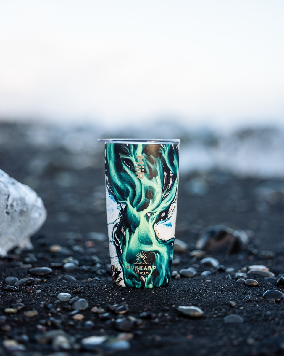 Meet your new go-to Tumbler from The Halendid Collection, in collaboration with Chris Burkard🗻 

Fitting comfortably in cupholders and daily routines alike, the Tumbler flexes to any beverage you fancy while impressively maintaining its temperature.⁠ bit.ly/3FWjOhq