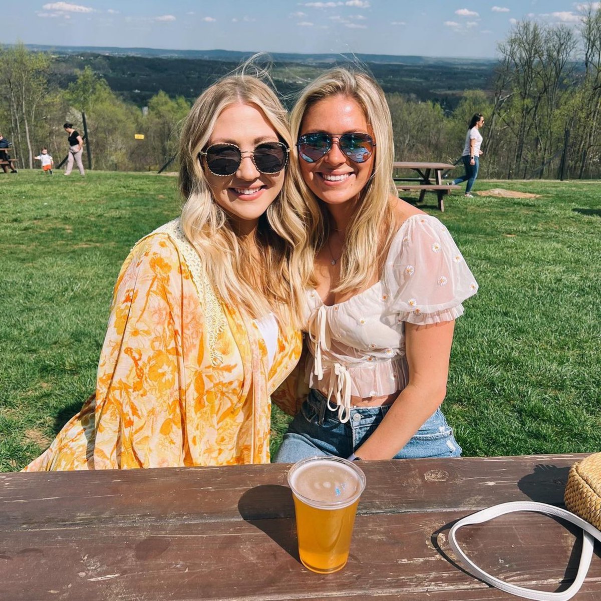 BearChaseBrew's tweet photo. Pitcher of strawberry blonde, please & thank u.🍓🍺
📸: @ctack16
・・・
#bearchasebrewery #bearchasebrew #beersandsunshine #bearchasebrewing #craftbeer #craftbrewery #drinkloco #strawberryblonde https://t.co/LNqjPnrwOv