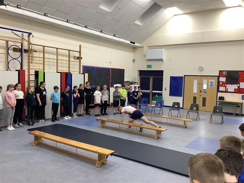 Thanks to Paralympic athlete <a href="/DavidHill_GB/">David Hill</a> for visiting us through his Sports for Schools visit! The children completed a circuit activity &amp; David spent some time talking about his amazing achievements, his resilience and self-belief! Hugely empowering for all! 🦊