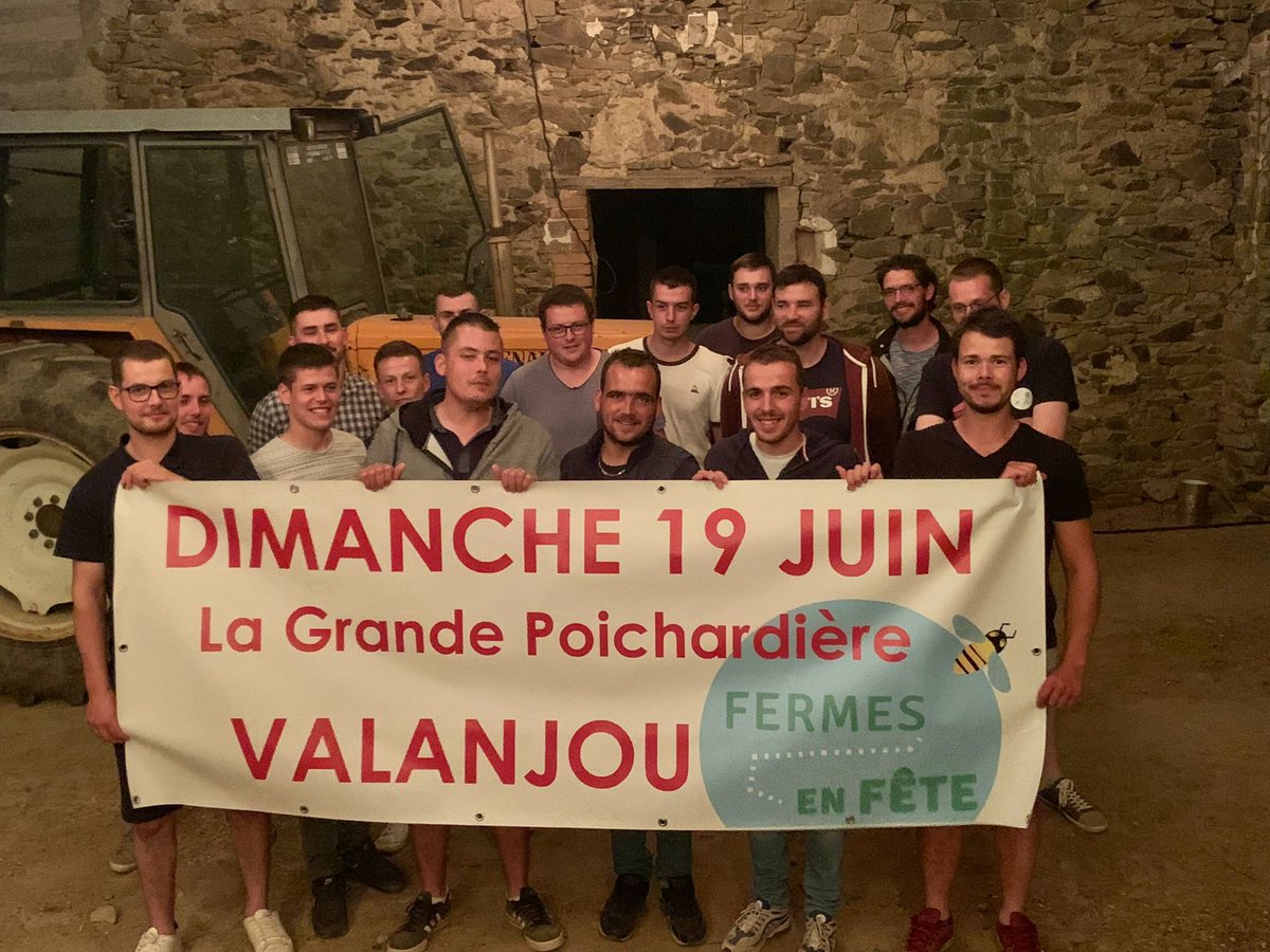 JChemille's tweet photo. 😎🌞Hier soir une vingtaine de JA de @ChemilleenAnjou motivé pour la préparation de @FermesEnFete se sont réunis pour vous préparer la randonnée fermière du 19 juin où l'on vous attend nombreux 
@JeunesAgri49 @JeunesAgri 
#randoferme #agriculteurs #convivialité #onvousattends https://t.co/bFwgJH2dgV