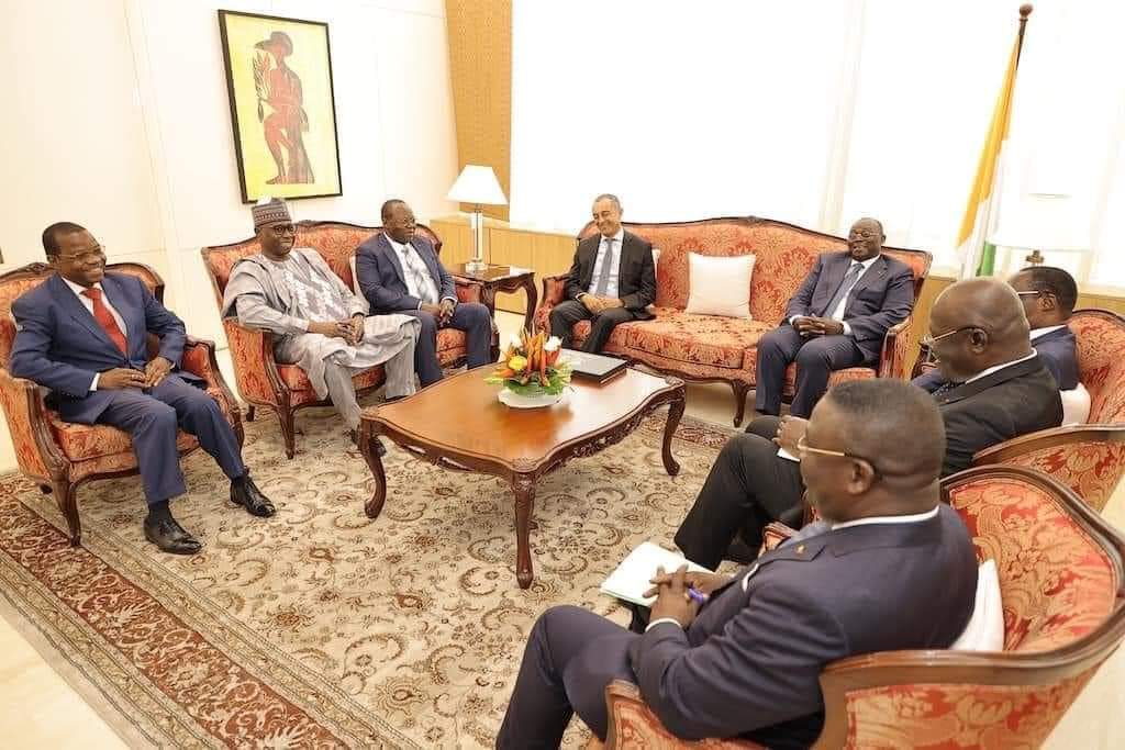 AdegboyeFatai's tweet photo. Le Vice-Président de la République, #TiémokoMeylietKoné, s'est entretenu, ce vendredi 20 mai 2022, avec une délégation de l'Union des Conseils Économiques et Sociaux, et Institutions similaires d'Afrique #UCESA conduite par son Président, #AhmedRedaChami. https://t.co/Q9LYaJQWae