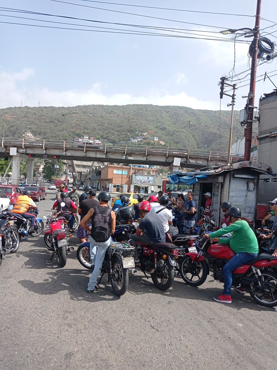 wilfredorivas1's tweet photo. Motorizados trancan la entrada a la bomba subsidiada en la entrada del Seniat por no permitirles el ascenso al combustible en estos momentos https://t.co/G6oGDyzNqP