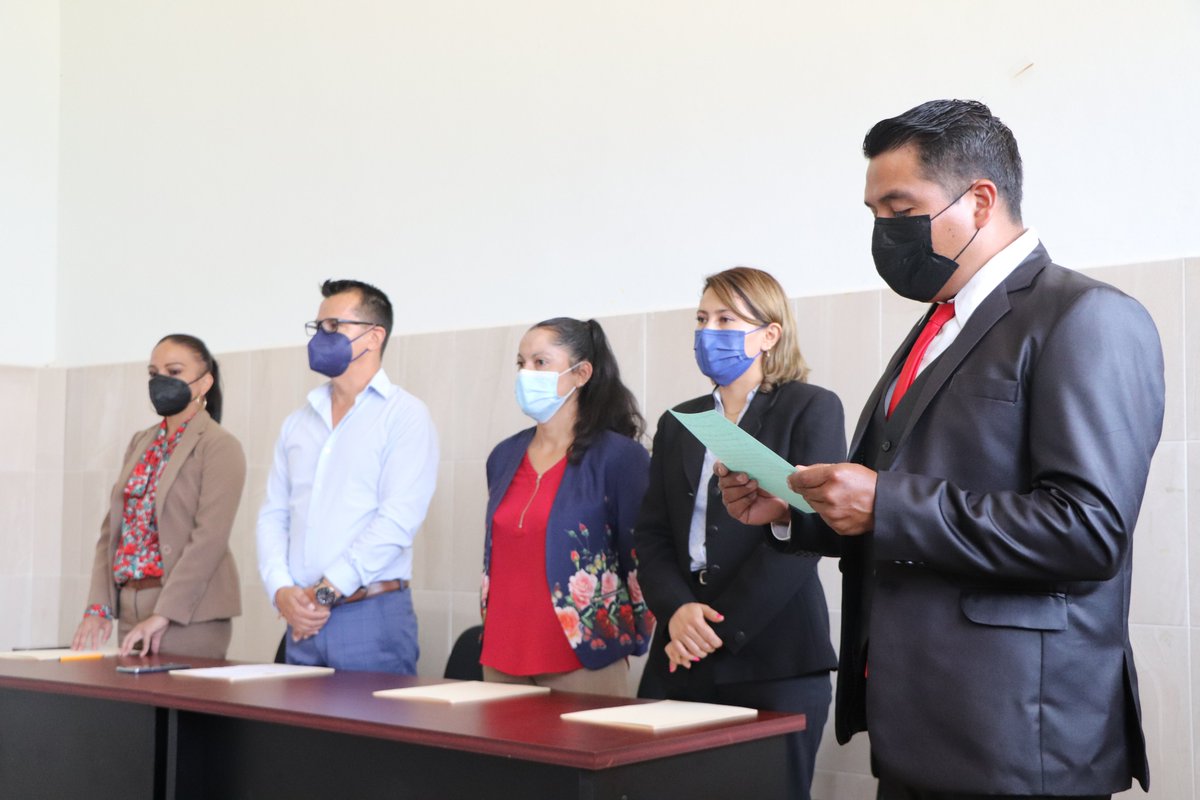 utsierrasuroax's tweet photo. Felicitamos a las y los egresados 🙋‍♀️🙋‍♂️ de la Licenciatura en Gestión de Negocios y Proyectos, quienes presentaron con éxito su Defensa de Memoria de Estadías. 
Cumpliendo con el protocolo correspondiente, el Jurado Calificador integrado por docentes de la #UTSSO.
#SomosUTSSO https://t.co/HSewjU83rH