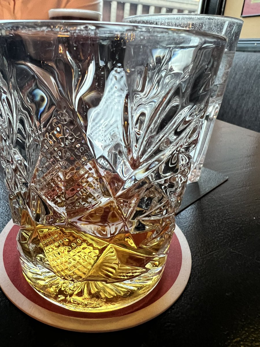 Neiti_B's tweet photo. Pelitauolla viski. Tuplana. Koska voin.
#oconnells #tampere #mmkisat https://t.co/osgGvSCebf