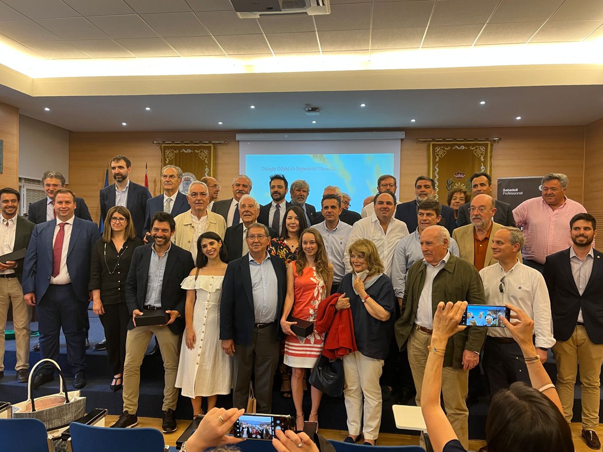 Aporrassoriano's tweet photo. Emotivo homenaje y reconocimiento al profesor Porras Piedra por parte del #ColegiodeIng.Técn.Agrícolas de Madrid y Centro por su labor como Maestro Singular en la Formación y Promoción de los Titulados Colegiados https://t.co/mMLdMjhzew