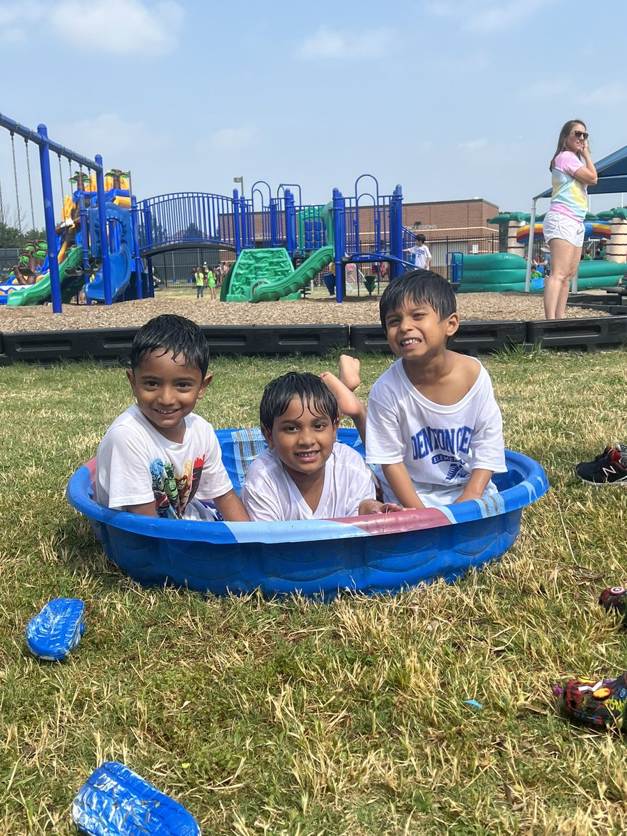 MsHogan_PreK's tweet photo. PK1 had so much fun today at field day!  We had a special guest come visit, Mr. Ben, water balloons and popsicles! https://t.co/Ey2KrDufol
