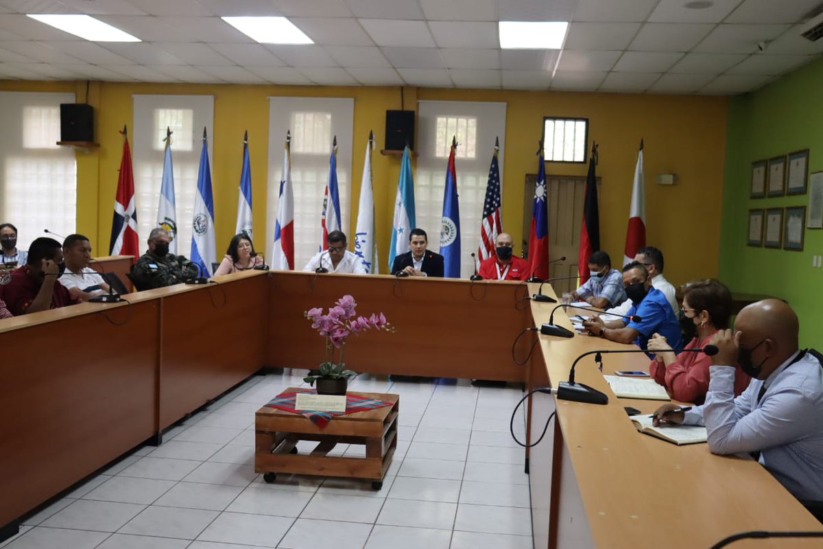 sernaHN's tweet photo. Articulamos esfuerzos para la recuperación de la Sierra de Agalta en conjunto con la Mancomunidad de Alcaldes Mártires de la Sierra de Agalta #MAMSA. 🤝🇭🇳⛰

@LuckyMedinaHN @malcolmstufkens #JorgeSalaverri @XiomaraCastroZ @MP_Honduras #FEMA @ICFHonduras #C-9 @MCatacamas https://t.co/Oo1Nc0shs2