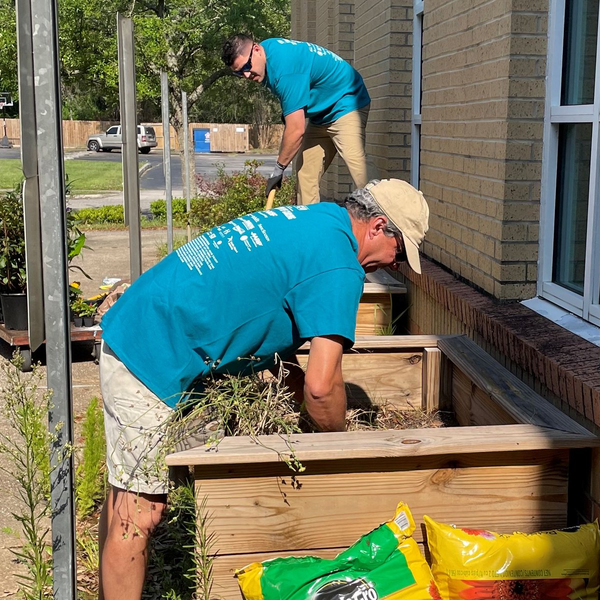 Arkema_Americas's tweet photo. Our #AxisAL team paired with @DumasWesley for @UWSWA’s Annual Day of Caring, prepping transitional housing, organizing a donation center, and cleaning up landscaping at the community center. https://t.co/4ZORhwY57y