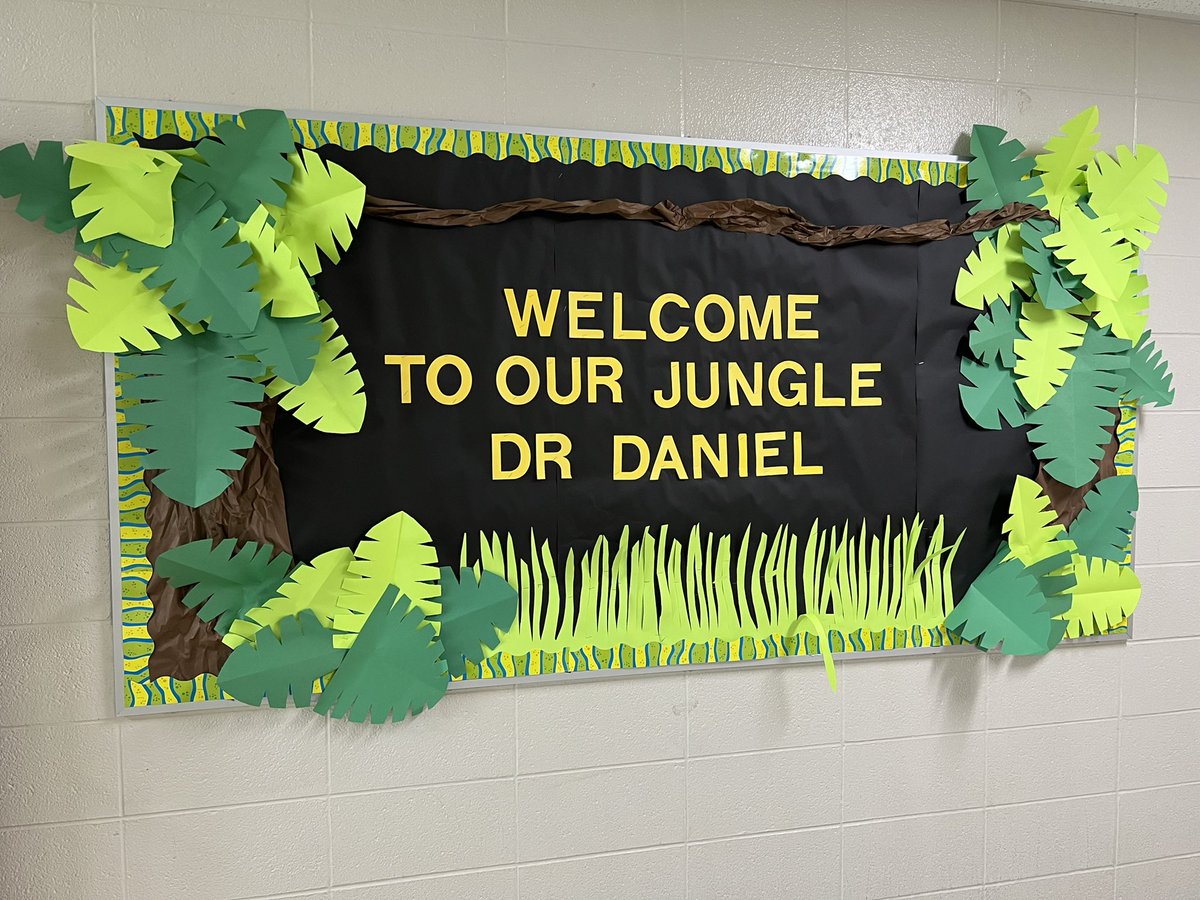 One of our teacher prizes for Merry Techmas 2021 was a class pizza party with our Superintendent <a href="/MarkDanielFWCS/">Mark Daniel</a>. Today, Mrs. Johnson’s class at Croninger Elementary got their pizzas delivered.The students were so excited. #fwcs #integratED #MerryTechmas <a href="/SaraShipe106/">Mrs. Shipe</a> <a href="/MatTechEd/">𝖒𝖆𝖙𝖙 𝖇𝖗𝖆𝖓𝖉𝖊𝖓𝖇𝖊𝖗𝖌𝖊𝖗 ツ</a>