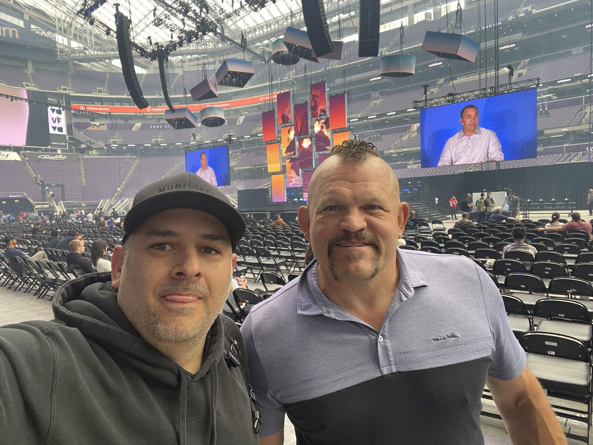 Ice Man(e) spotted.  Thanks for saying hello <a href="/ChuckLiddell/">Chuck Liddell 🥶</a>  Good luck tomorrow king <a href="/LazyLionsNFT/">Lazy Lions 👑</a> <a href="/veecon/">VeeCon</a> #veecon2022 ##nft #NFTCommunity