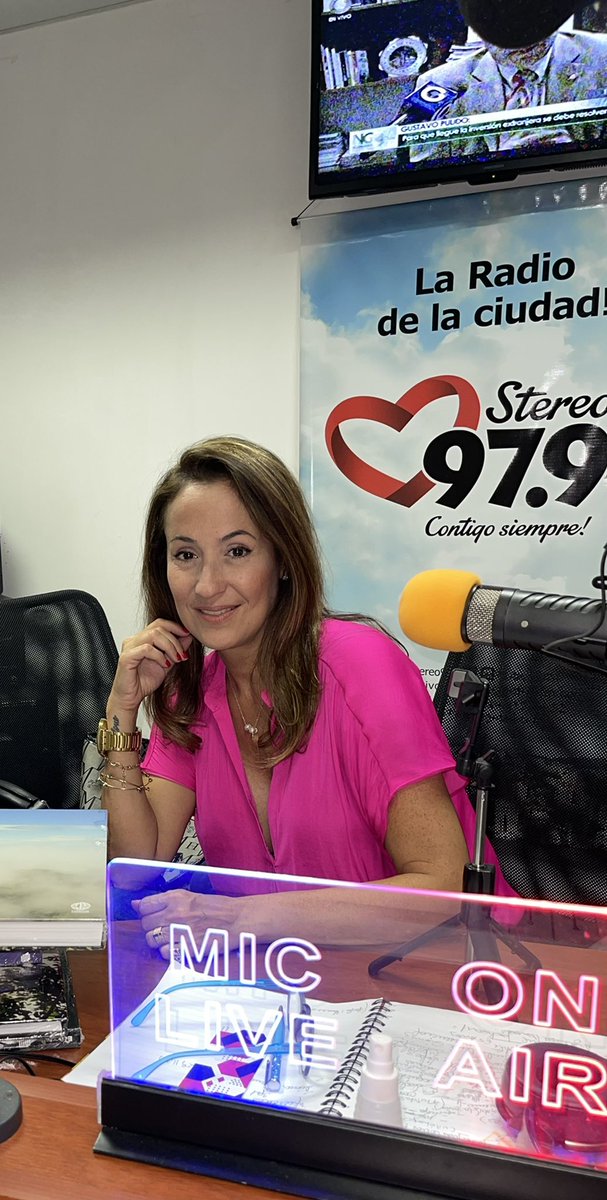 larizzapena's tweet photo. Feliz viernes, mi gente querida. #ButacaVip 📻🎙 https://t.co/18KPjZ8mM1