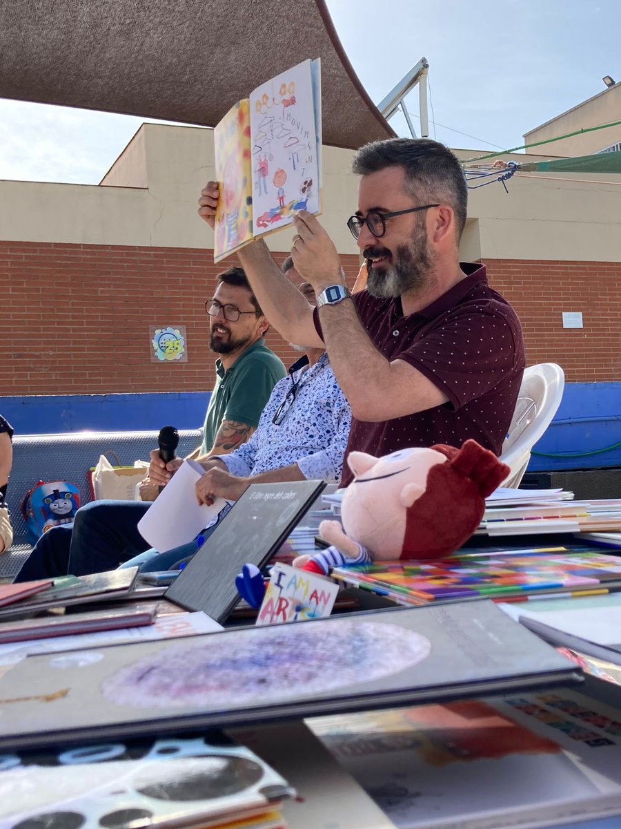 3ART_Educa's tweet photo. Avui hem conversat amb les famílies de l'AMPA de l'Escola Sant Vicenç sobre com acompanyar l'Educació artística dels més petits de casa.
A partir d'àlbums il·lustrats hem omplert el pati de reflexions i tallers.
#educació #art #literatura #família https://t.co/SWmgnWJWWX