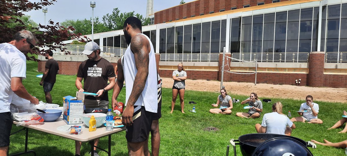 THerrmannSC's tweet photo. We Work Together, We Compete Together, We have Fun Together, We Build Relationships Together. This is Family...The Bronco Family! #TeamWMU #LetsRide #HorsepoWer #FunFridays https://t.co/qOqjHmtfza