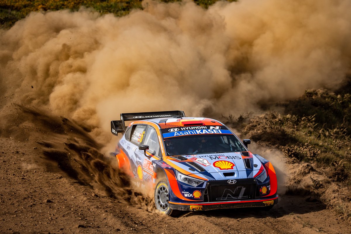 MatraxRacing's tweet photo. #WRC | @TGR_WRC´s @ElfynEvans leads #RallydePortugal 🇵🇹 over his fellow @KalleRovanpera (+13.6s) after a dramatic Friday as @DaniSordo (+44.4s) rounded out the leading trio for @HMSGOfficial. The Welshman moved into the lead after #SebLoeb crashed out on SS5. 
📸 Toyota &amp; Hyundai https://t.co/erc8d0Xqkq