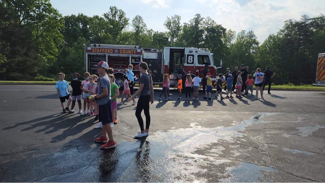 RockhillES's tweet photo. Field Day was a great success! Thank you to our volunteers and our staff! @SCPSchools #RESLearnLeadSucceed https://t.co/O4sM0imOuQ