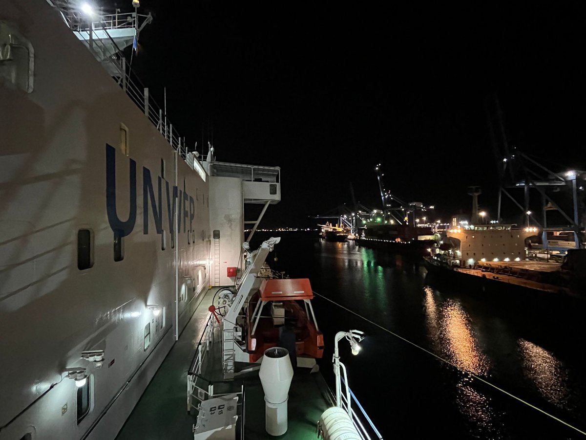 This week, 110 semi-trailers and containers carrying pasta and rice arrived by ship in Constanta, #Romania. 

Their final destination? Over the border into #Ukraine for WFP's operations to support people in need of food assistance.