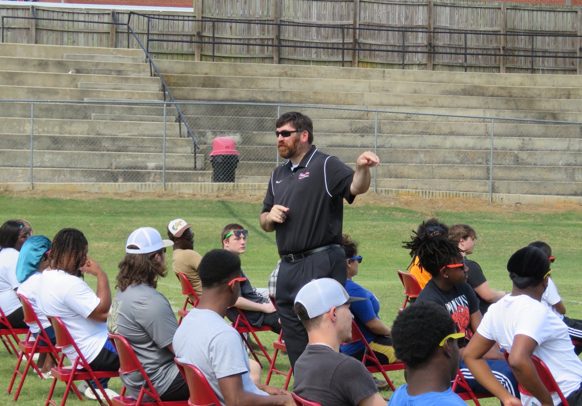 LeeCoSchools_MS's tweet image. Shannon High's #Classof2022 got last-minute instructions this morning for tomorrow night's graduation ceremony. 🎓
SHS seniors will say farewell on the SHS football field Saturday at 7:00pm. 
#graduationtime
#RedRaiderFamily