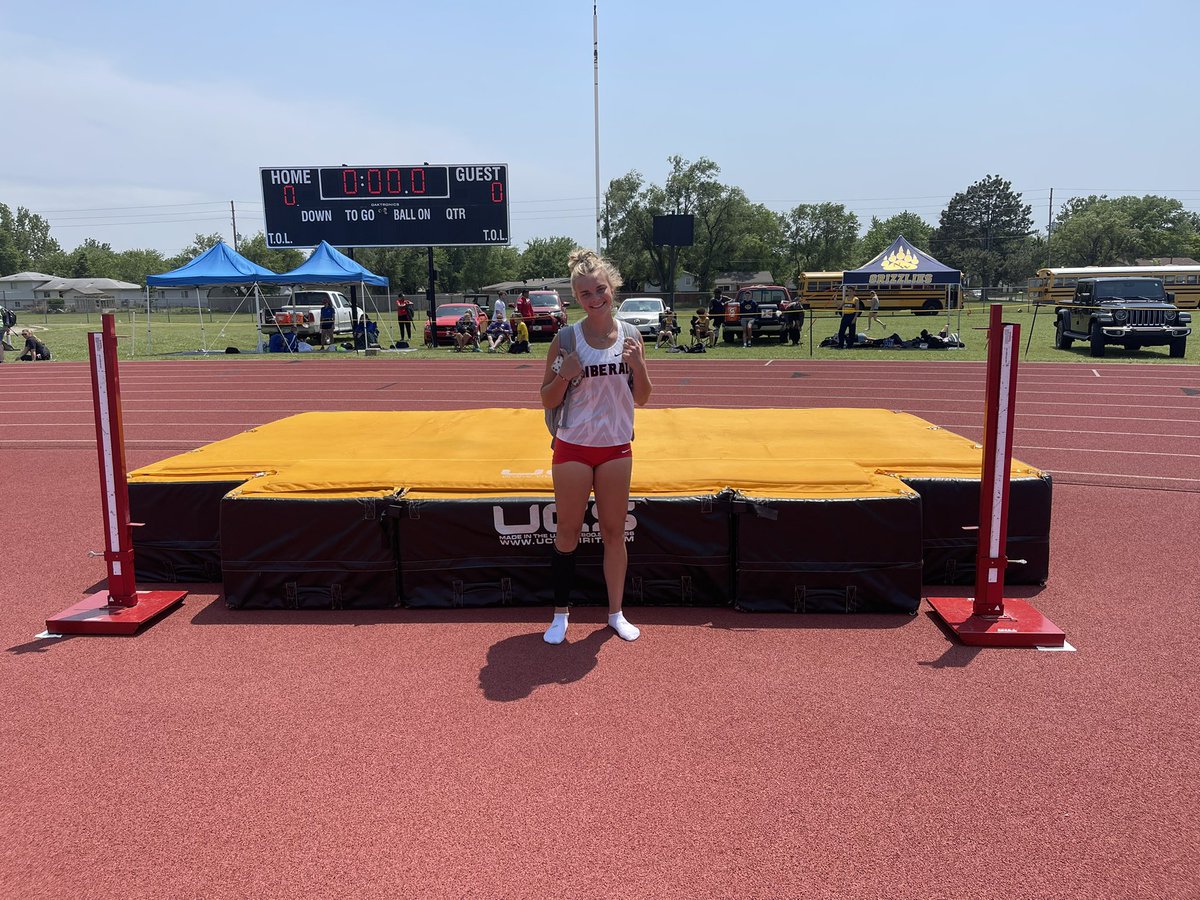 CallejaCoach's tweet photo. Emma Evans just punched her ticket to state in high jump! @LHS_Skins_Track #statebound https://t.co/GInWr9PoLT