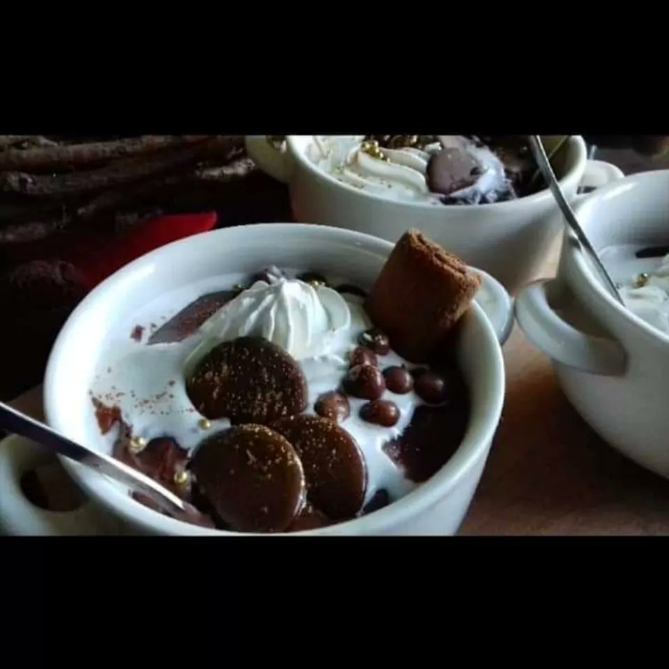 Sandrailiceva1's tweet photo. Domaći puding od čokolade 🍫 Sada imate priliku i da vidite kako ovaj puding izgleda, za razliku od prvobitne objave. Ovoga puta sam ga i dekorisala. #poslastice #izmojekuhinje #sandraskitchen 🍫 https://t.co/GkeGkU8eXQ