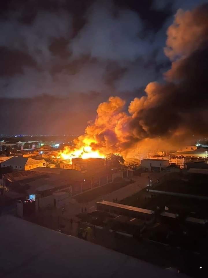 HusseinBuuni's tweet photo. Waxaan Dareen Somaalinimo la qaybsaneyaa walaalaha Somaliyeed (Ganacsatada) ee Xoolohoodu ku shuf Beelay Suuqa BANAADIR.
Wan ka xumahay, waase Qadar Allah. Bedal kheyr qaba ayan Allah uuga baryeyaa Ganacsatada Xoolohoodu ku gubtey Suuqa Banaadir ee Magaalada Muqdisho, Somalia. https://t.co/U8HFBum9Y7