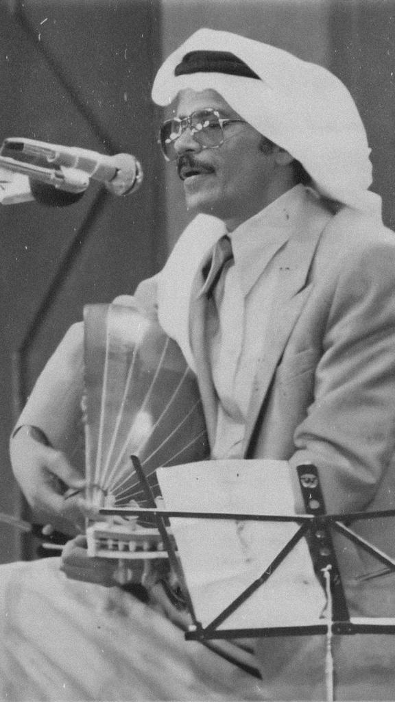 e__gq's tweet photo. عشقت الليل و نجومه بتشهد والقُمر شاهد 
و أنا وأنت في ستر الليل أعاهد وأنت بتعاهد💛 https://t.co/3c7n1siL4B
