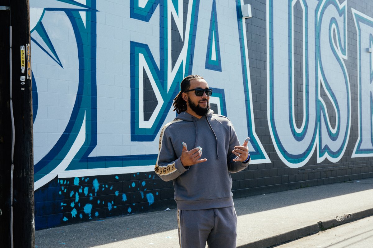 caseyworks's tweet image. Photos of @jp_crawford adding some paint to the mural - and then wiping his hands clean on muralist @_acodd. Thanks to @sarahalamshaw @Mariners @RealGregg for the fun story.