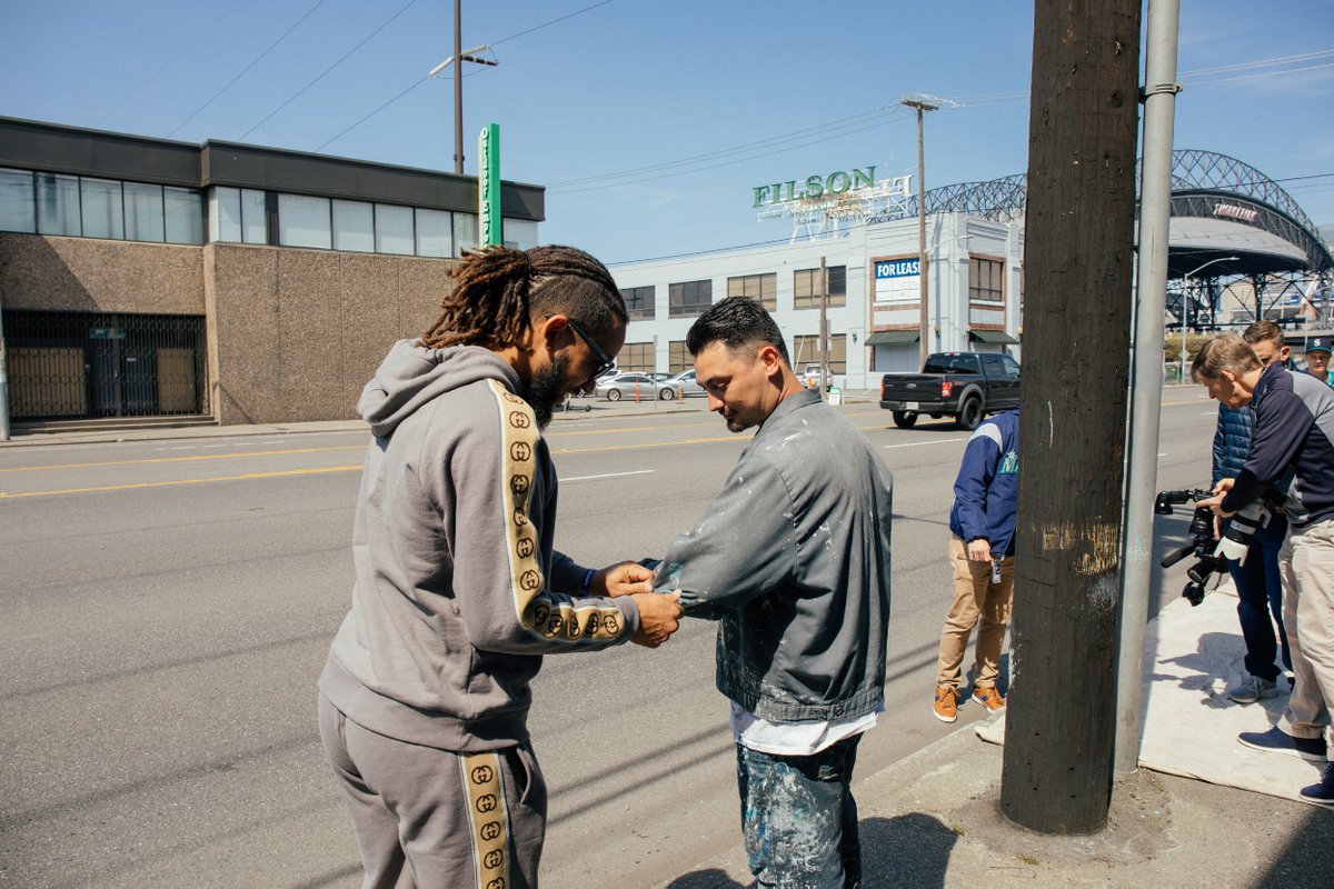 caseyworks's tweet image. Photos of @jp_crawford adding some paint to the mural - and then wiping his hands clean on muralist @_acodd. Thanks to @sarahalamshaw @Mariners @RealGregg for the fun story.