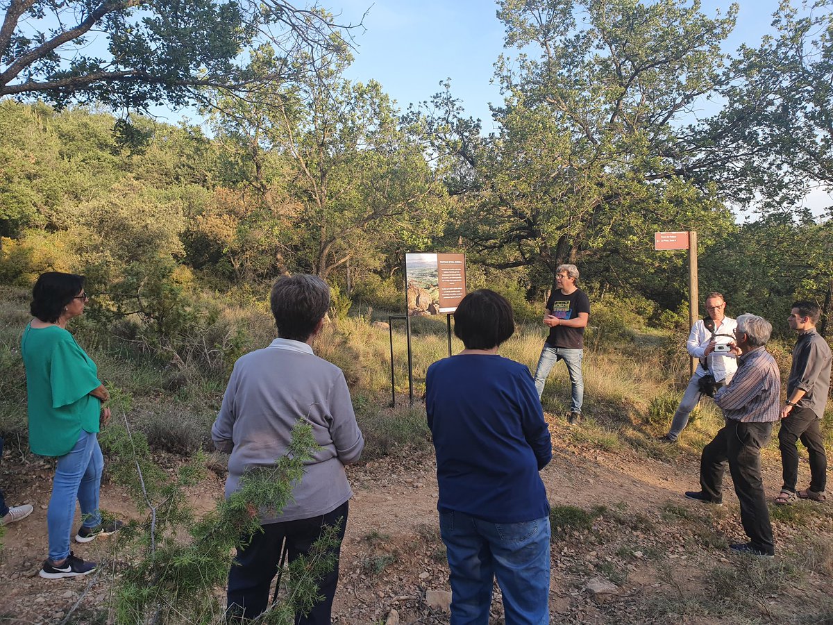 Exposició fotogràfica explicada per @xaviersocoro3 de l'Associació Fotogràfica del Pallars a la #Posa en #Lofestivaldelaconcadella 

#isonaiconcadellà
#FSP2022 
#pallarsjussà 
@catmemoria