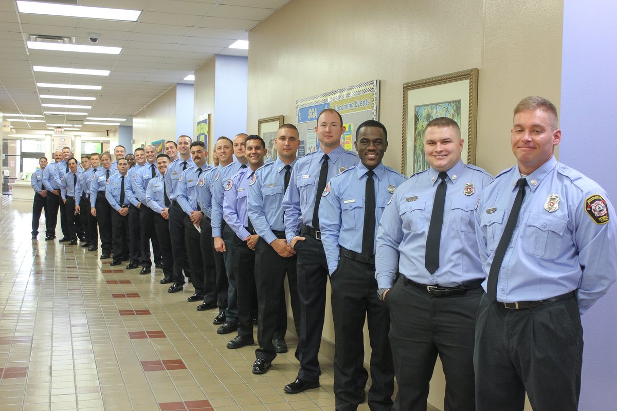 HCCFL's tweet photo. Last Thursday, May 12, the Paramedic program held their Class of 2022 Pinning Ceremony. 

We are so proud of our graduates for answering the call to help others. Best of luck as you enter such a rewarding career. #HCCgrad #HCCFL #HCFRStrong https://t.co/5wzT6CM7i8