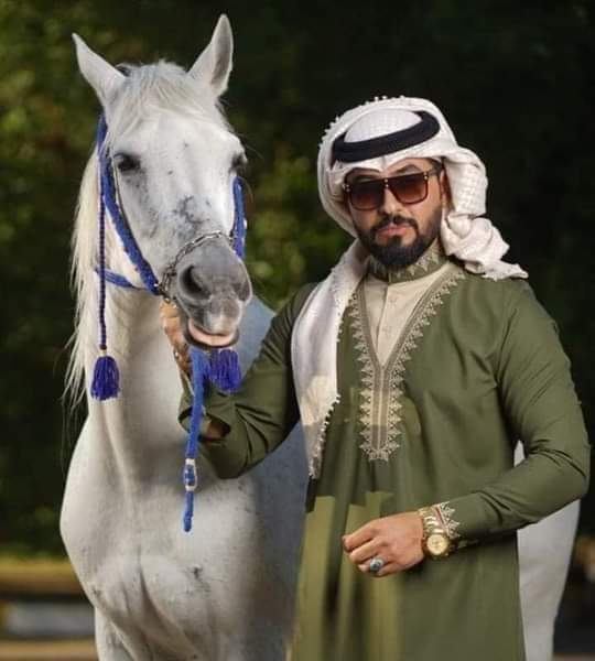 مَا زَالَ صوتكِ في ثنايا مسمعي 
و الشوق في صدري يفتت أضلعي 

و اللَّه إنَّ الشَّوق فاقَ تحمُّلي 
يا شوق رفقًا بالفؤاد ألَا تعي 

يا حبيبا إِنْ مرَّ اسمكِ عابرًا 
يزداد من فرط الحنين توجُّعي 

حاولت أنْ أخفي هواكِ وكلَّما
أخفيتهُ في القلبِ فاضت أدمعي

..❤