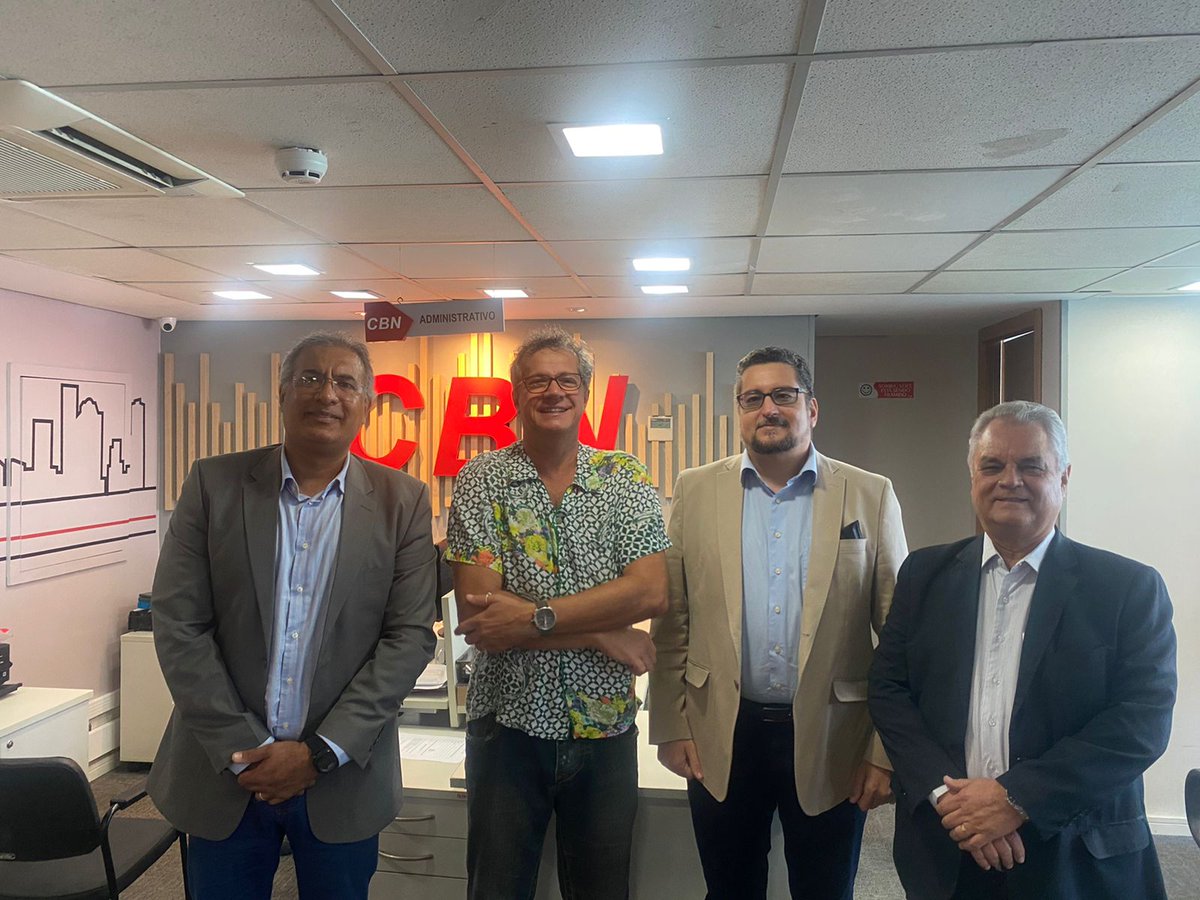 sebraepe's tweet photo. E nesta semana em que realizamos a Semana do MEI, o tema empreendedorismo foi tema do debate na Rádio CBN, com Aldo Vilela, o superintendente do #SebraePE, Francisco Saboya, o pres. da Fecomércio, Bernardo Peixoto, e Edilberto Xavier, dir. de operações da AGE. 👇🏽 https://t.co/Kitn8tBBuY