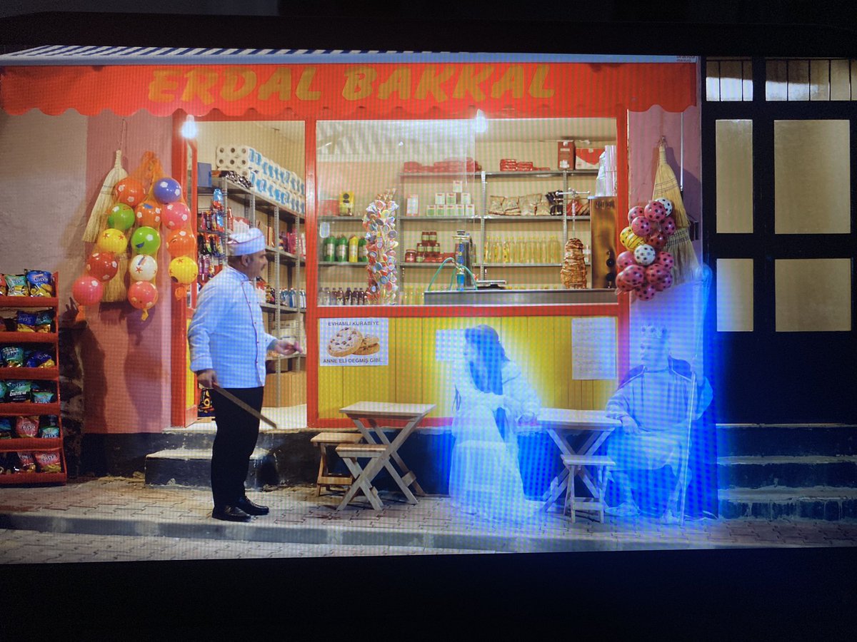 Danimarka kralı oğlunu Erdal bakkalda arıyor. Bir baba Hamlet’i izledikten sonra bu bölümün denk gelmesi xd