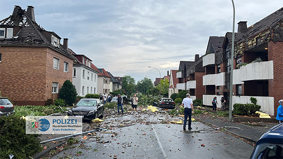 polizei_nrw_pb's tweet photo. ‼ACHTUNG: ‼Momentan befinden sich noch immer zu viele Menschen, zu Fuß oder mit dem Auto in den Schadensgebieten in Paderborn. Wir bitten eindringlich: Bleiben Sie zu Hause! In den Bereichen herrscht Lebensgefahr. https://t.co/XsXbkF8Asp