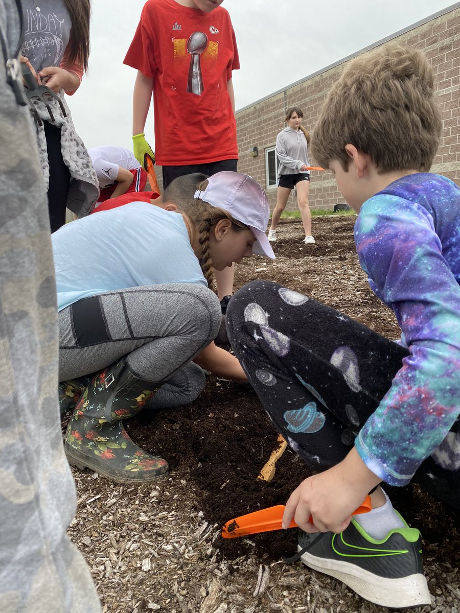 lens_school's tweet photo. LENS 5th grade enjoying a final dig pit and atlatl lesson. The bear didn’t stand a chance!
@lens_school
@KearneyMOEdu https://t.co/SsKKJYsjAT