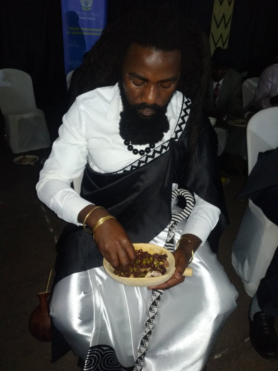 RTANGARWMABOKO's tweet photo. #ImandwaNkuru #UmupfumuMukuru mu Bicumbi Muganga @RTANGARWMABOKO #iNyanza mu #Rukali mu gitaramo cyo kwizihiza #UmunsiMpuzamahangawIngoroNdangamurage,
Yanyuzwe no kurira ku mbehe #Impengeri n'#Intagarasoryo.

#ImbutoNkuru z'u #Rwanda ni #Uburo, #Amasaka, #Isogi n'#Inzuzi. https://t.co/j7NWsPoCNc