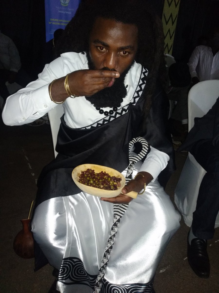 RTANGARWMABOKO's tweet photo. #ImandwaNkuru #UmupfumuMukuru mu Bicumbi Muganga @RTANGARWMABOKO #iNyanza mu #Rukali mu gitaramo cyo kwizihiza #UmunsiMpuzamahangawIngoroNdangamurage,
Yanyuzwe no kurira ku mbehe #Impengeri n'#Intagarasoryo.

#ImbutoNkuru z'u #Rwanda ni #Uburo, #Amasaka, #Isogi n'#Inzuzi. https://t.co/j7NWsPoCNc