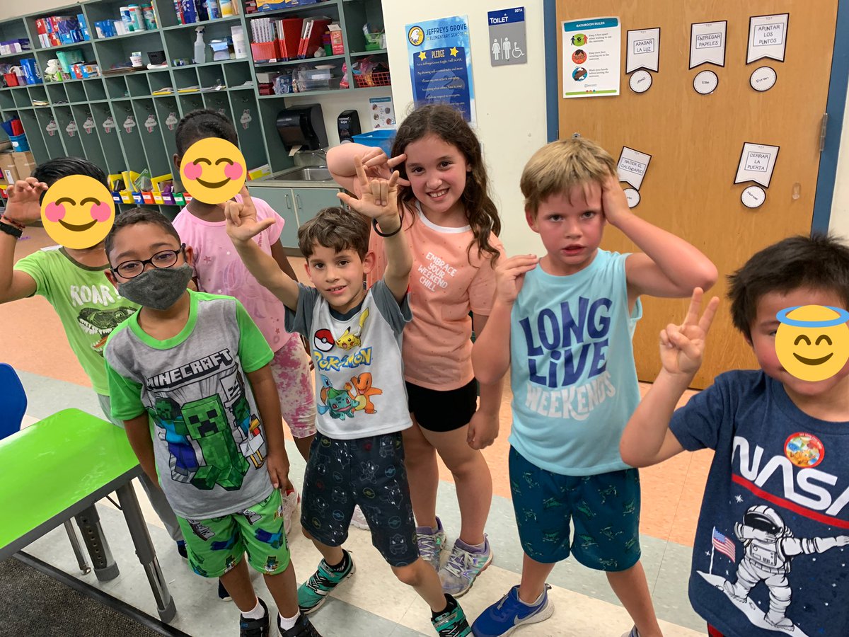 Srta_Torres22's tweet photo. Pajama day on our #EOGSpiritWeek 🥰🥰🥰🥰 we should have one every week 🤣🤣 @JeffreysGroveES @jgmespta @ParticipateLrng https://t.co/H5N3NDOZpr