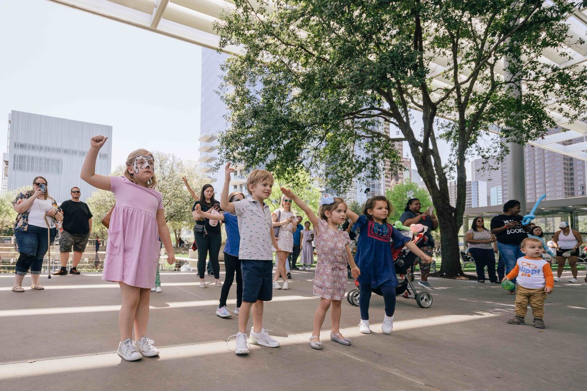 ATTPAC's tweet photo. Looking for the perfect family event this weekend? We got you - FREE #FamilyWeekends in #SammonsPark! Saturday from 10AM-1PM, enjoy games &amp; activities like face paining &amp; more, including a concert from kindie (kid+indie) band @TheQuePastas at 11! RSVP ➡️ https://t.co/m17f60qXrr. https://t.co/ElQW7ehCM6