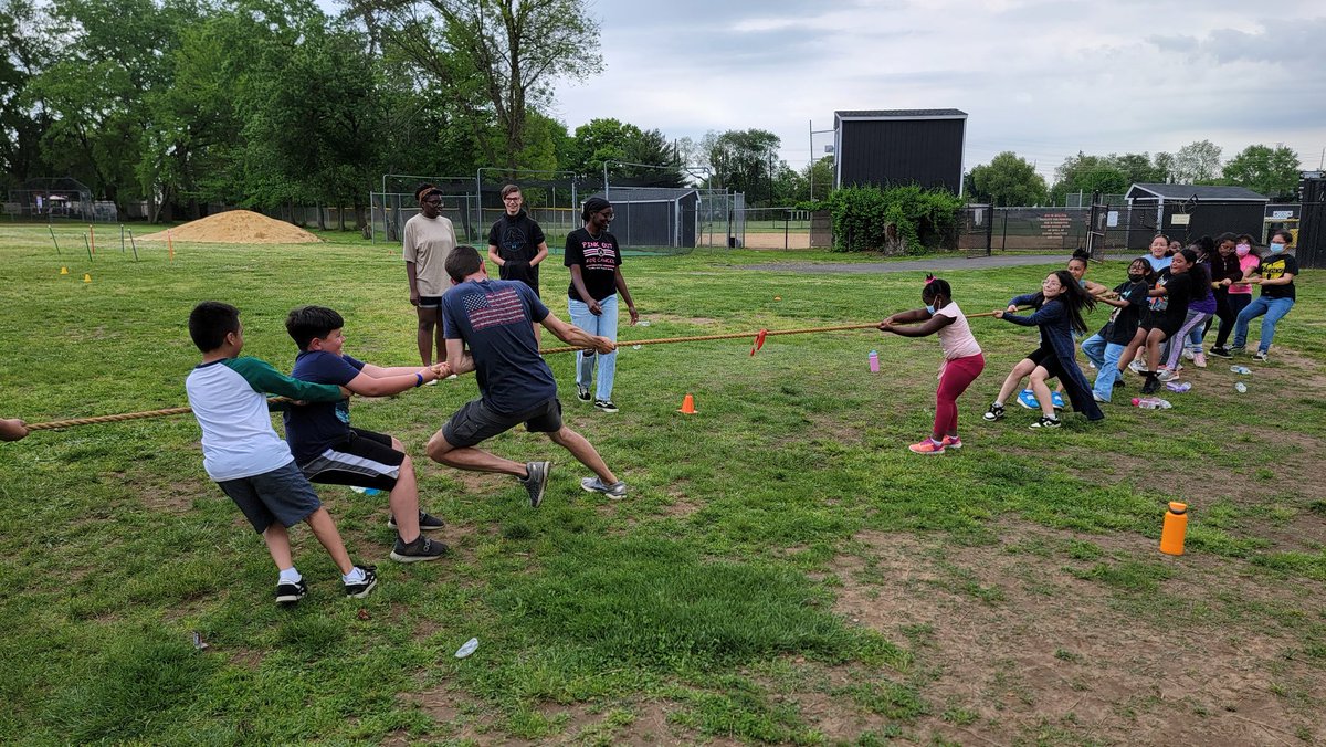 HTSDSuperBatlle's tweet photo. Field day fun in the sun at @HTSD_Wilson!

Mr. P getting involved in tug a war!
#htsdSTRONG
#WilsonSTRONG
#healthyU
@YHealthyU
@WeAreHTSD 
@MayreniFermin https://t.co/WcRoHp4Di2