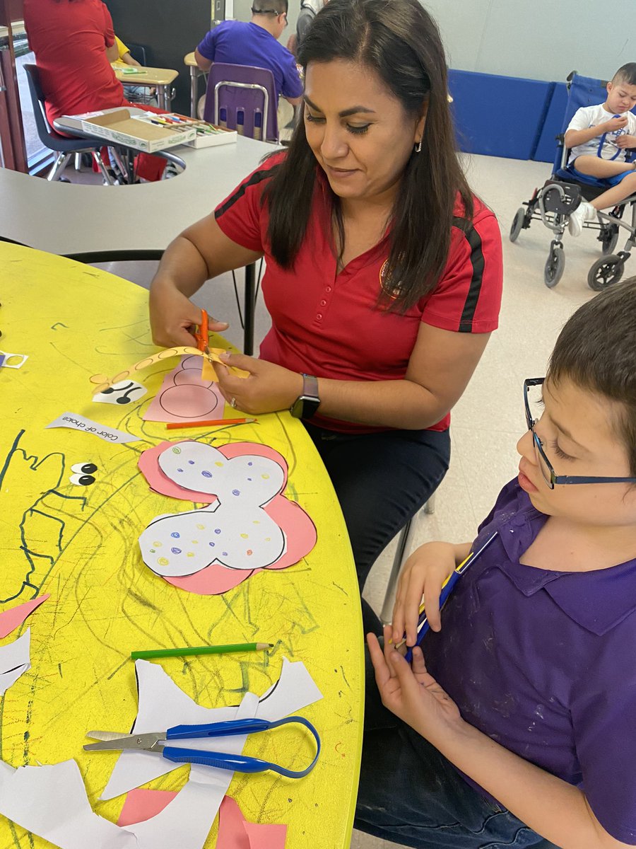 mchavez_CI's tweet photo. SPED TEAM collaborating to create some butterflies in our FLS unit! Happy Friday! https://t.co/0jTPAMl8Eg
