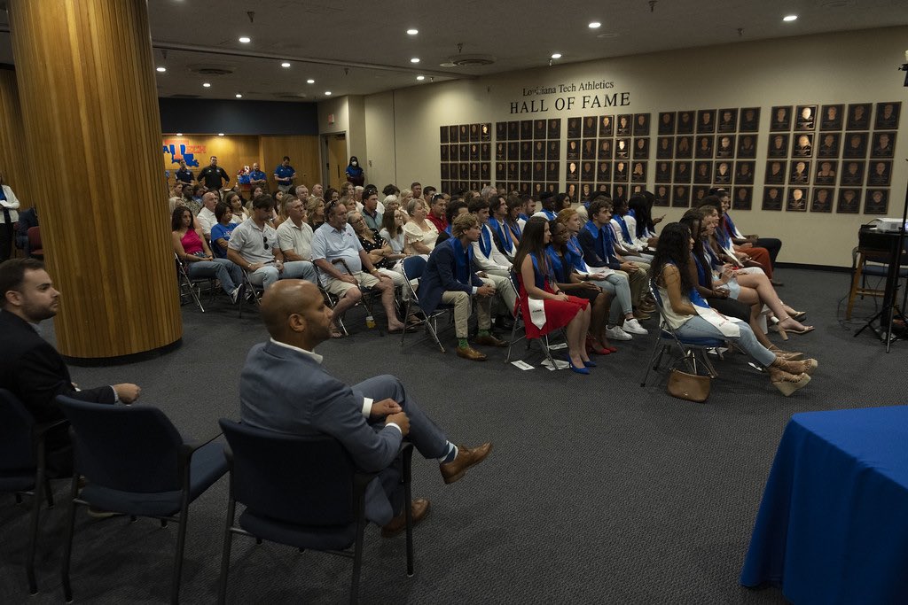 One more day!

Congrats to Sara and Kalia on getting their stoles today. 

Gradation tomorrow. #EverLoyalBe