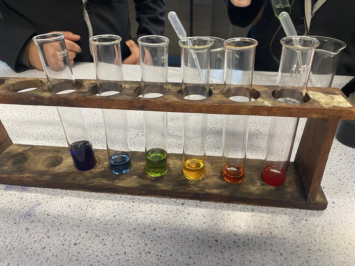 AvonbourneSci's tweet photo. Students at CREST club compete to see who can complete the rainbow by carefully combining acids and alkalis to reveal the full pH scale 🌈 https://t.co/vYe2vWEdC3