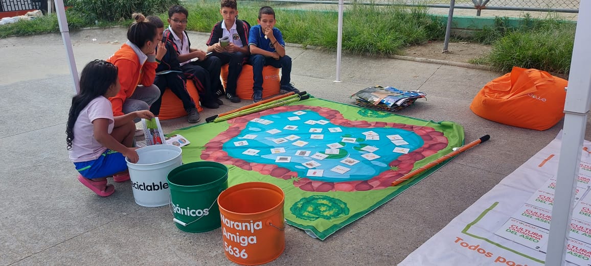 Emvarias's tweet photo. La Cultura Ciudadana del Aseo continúa tocando la puerta de los territorios de Medellín. 

Estuvimos en El Popular 2 donde disfrutamos de jornada pedagógica, lúdica e informativa en la cancha de arena El Rompoy. 🧡💚♻️🙌🏽 https://t.co/9rmflkae5n