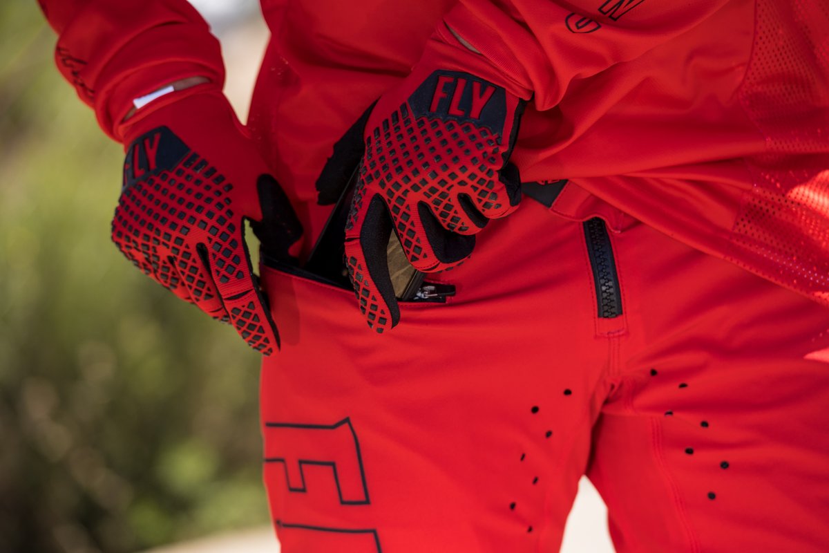 FlyRacingBike's tweet image. #FLY #FRIDAYS Showcasing the FLY RACING Radium Bicycle Pant featuring:
-2 Large zippered pockets on upper thighs for storage
    
-NEW lightweight breathable 4-way stretch material throughout for better fit
    
-Internal pocket inside the waistband