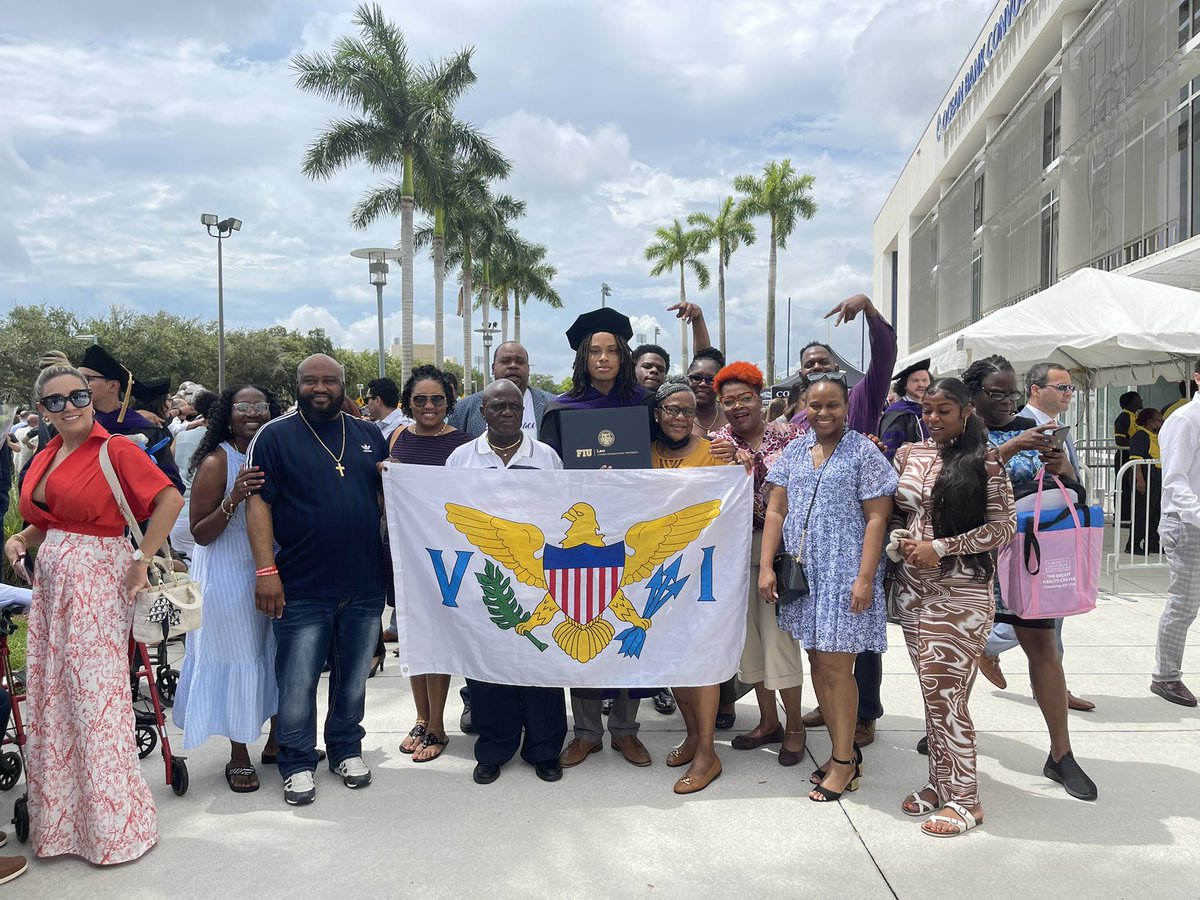 rudi_ix's tweet image. I graduated today.