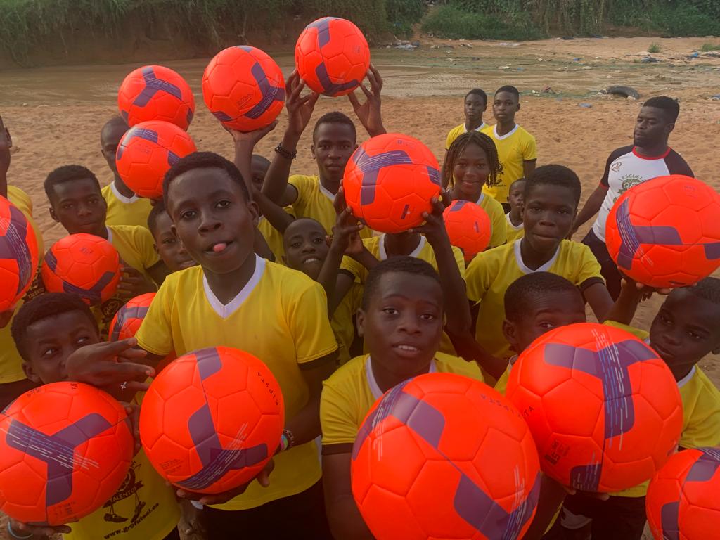 rcuellarfs's tweet photo. Con qué poco se puede hacer feliz, la unión nuevamente de  GR9 Escuela de Talentos y el @rcuellarfs sigue realizando envíos de material deportivo para que los niños  #CostaMarfil se diviertan con el deporte.

#apoyamoscomerciolocal 
#apoyamoscantera 
#soydelracingcuellar https://t.co/5BMJzUOUqQ