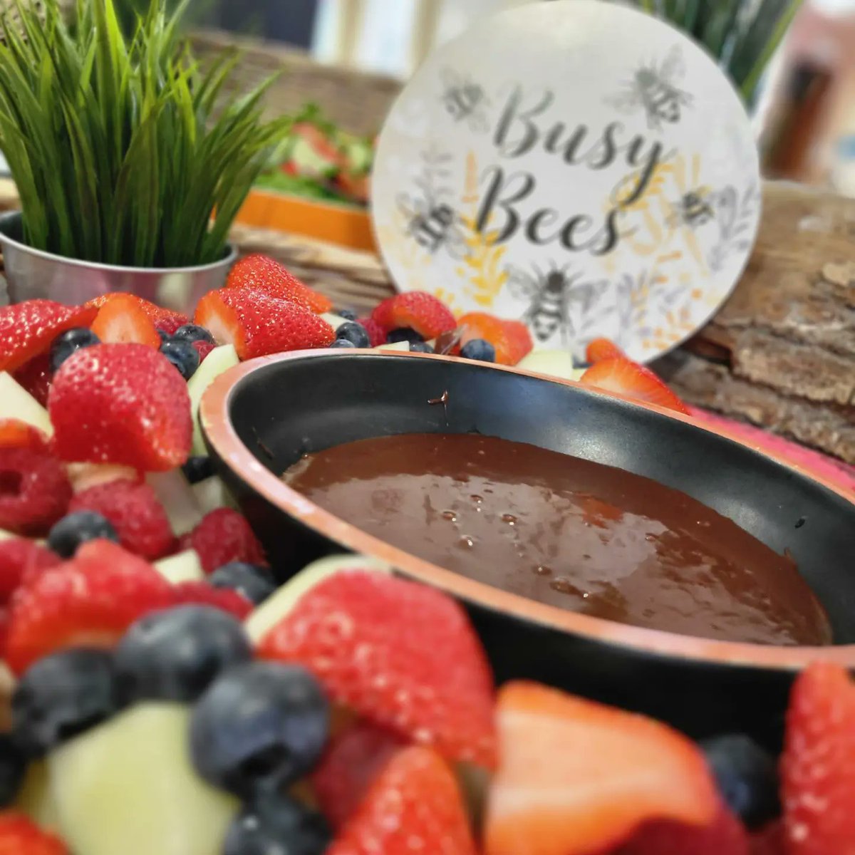 HHQueens's tweet image. Honey tasting tablet today @QueensTaunton for world bee day. Safe to say it was buzzing 
@NathanSimms17 @ncooper1987 @chefJordanHH @HhRgulley @QueensCollFood