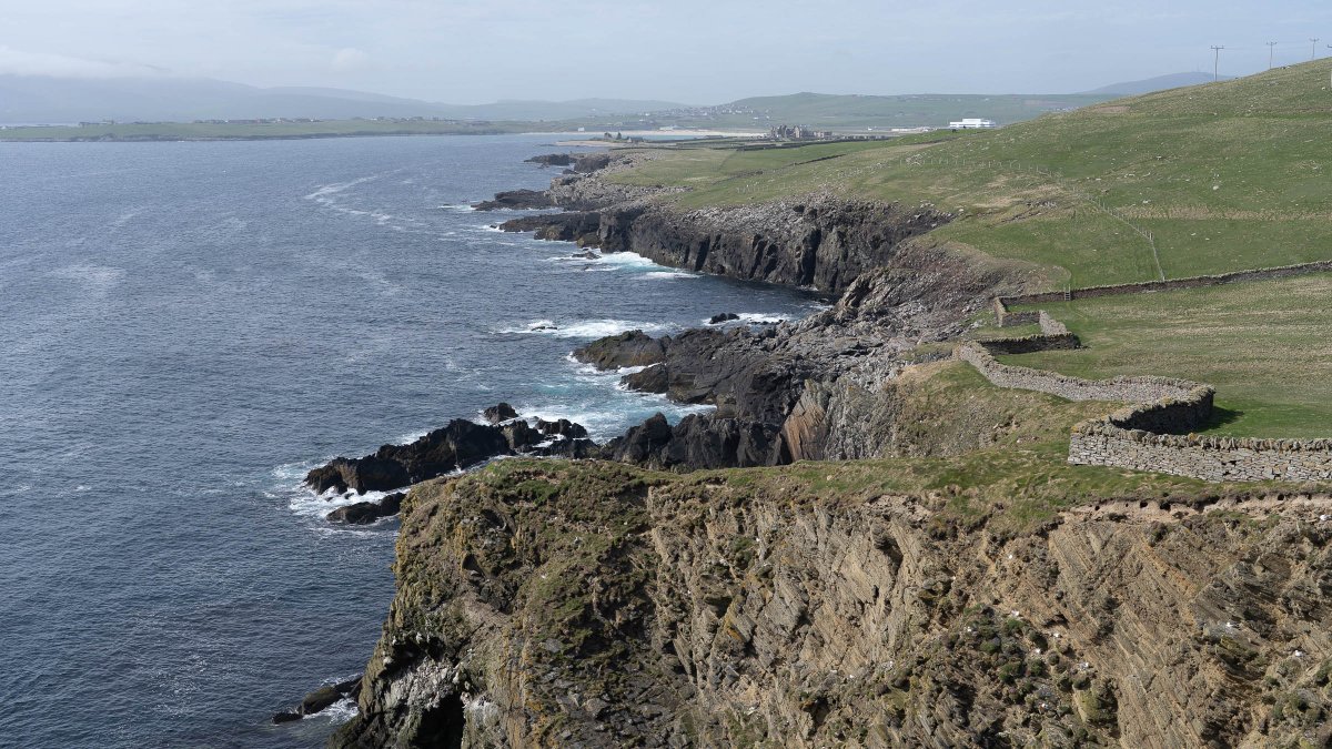rossmackenzie's tweet photo. From beach to lighthouse / West Voe beach to @SumburghHead #favouritewalk #Shetland https://t.co/MB3XaBBc9e