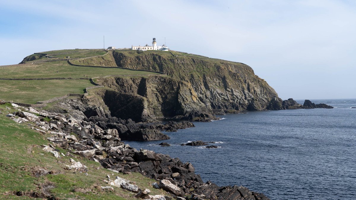 rossmackenzie's tweet photo. From beach to lighthouse / West Voe beach to @SumburghHead #favouritewalk #Shetland https://t.co/MB3XaBBc9e